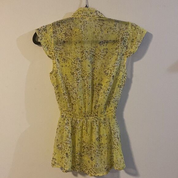 Myths, Sleeveless Yellow Floral Blouse, Buttons down under frills, Size M - Picture 9 of 11